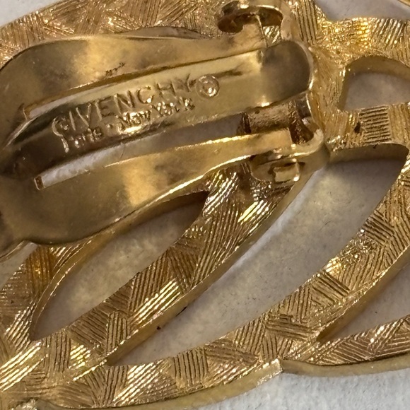 GIVENCHY Vtg gold tone signature clip on earrings, circa 1980s. - Picture 5 of 6